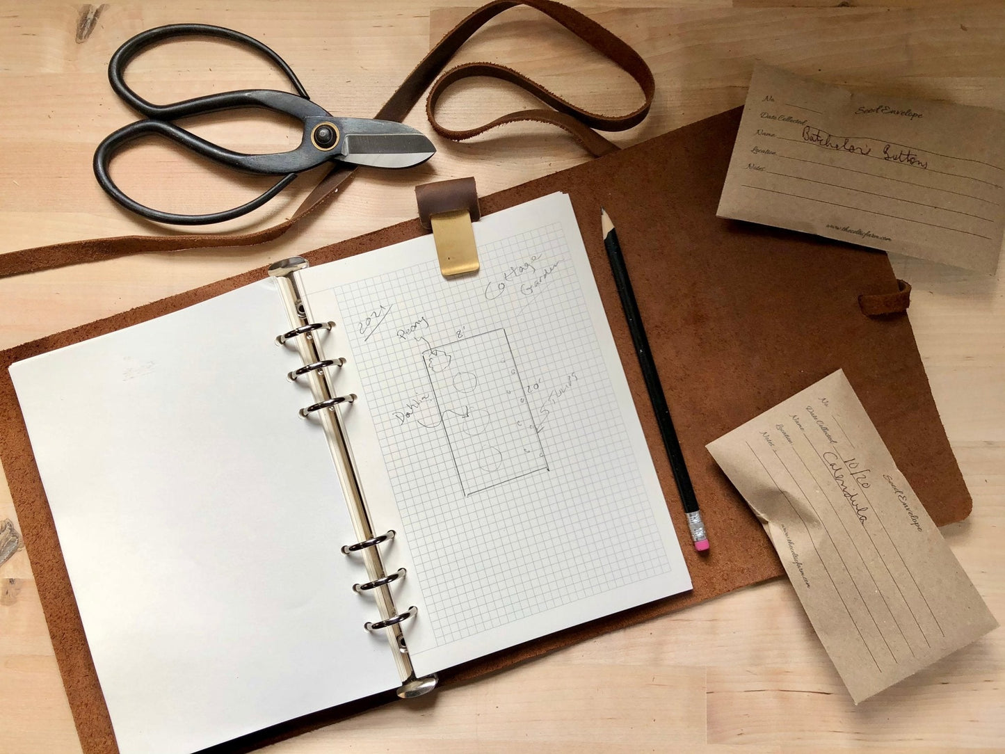 Diario y agenda de jardín de cuero: un cuaderno para reflexionar, planificar y diseñar su jardín.